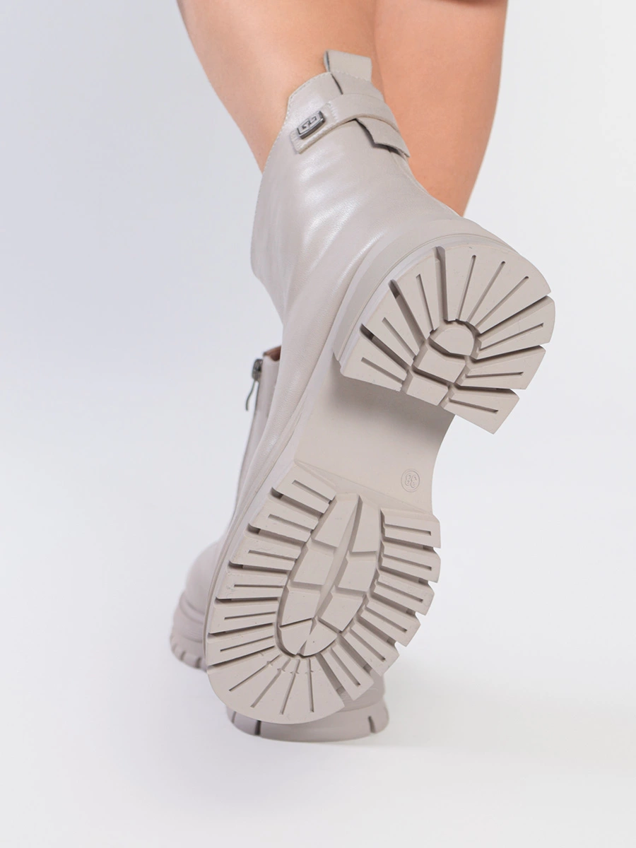 Ботинки серого цвета с рельефным протектором